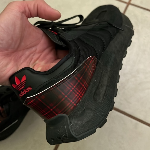 MEN’s Adidas Shoe with boost sole in size 9.5 - Picture 3 of 8